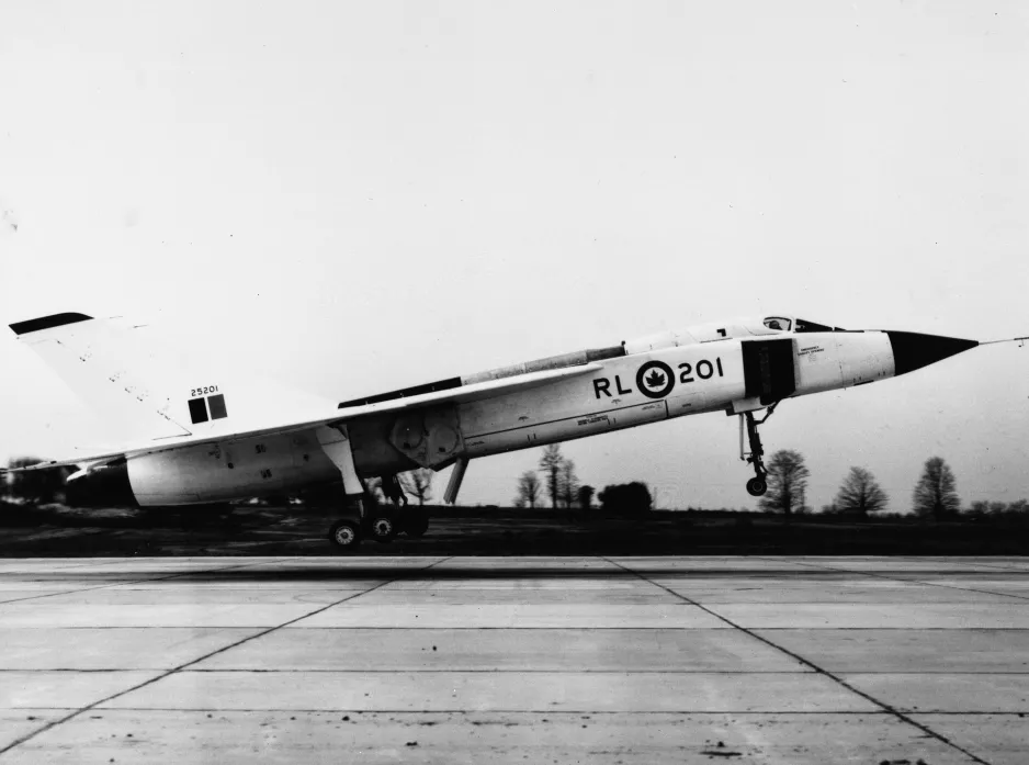 Le premier CF-105 Arrow d’Avro, numéro d’immatriculation RL201, au décollage. Cet aéronef a été dévoilé le 4 octobre 1957 et s’est envolé pour la première fois le 25 mars 1958.