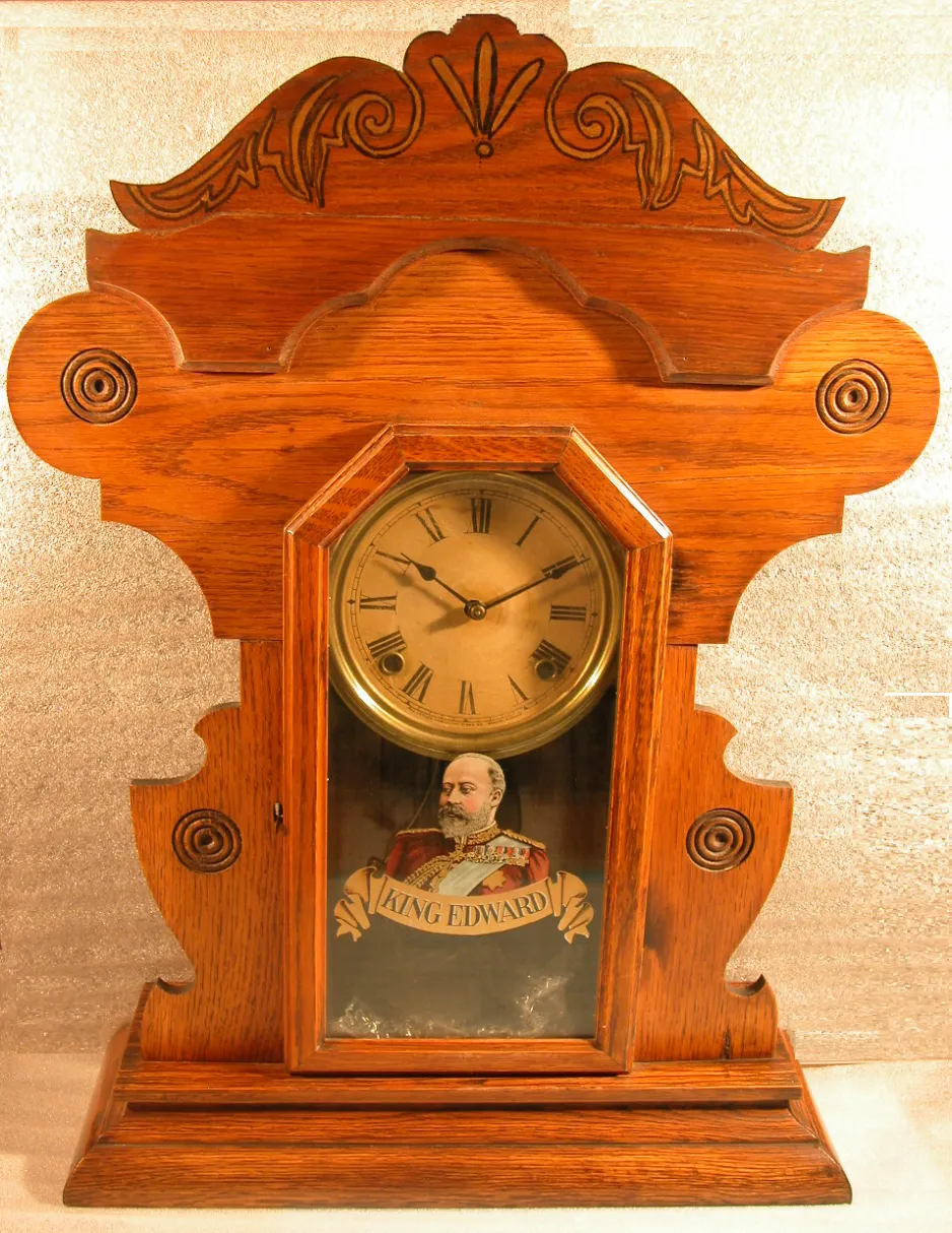 Horloge fabriquée par la Arthur Pequegnat Clock Company vers 1904 et ornementée d’un transfert représentant le roi Édouard VII. 
