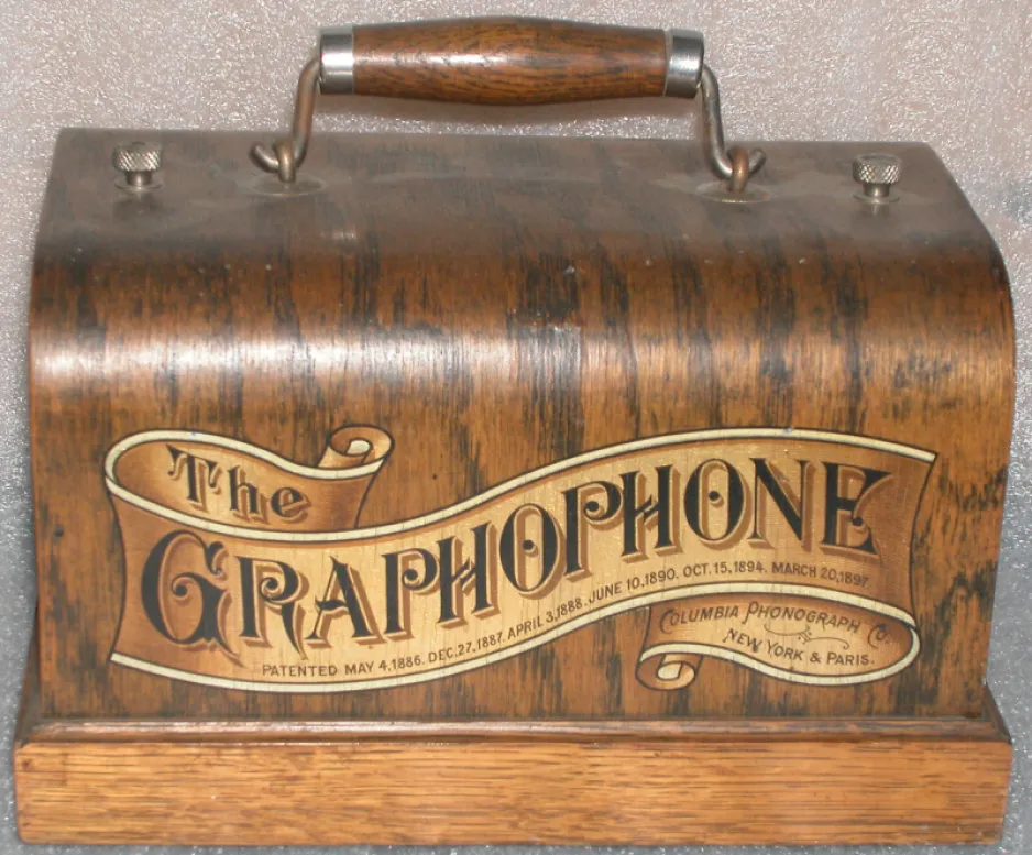 Les transferts représentaient une méthode peu coûteuse pour décorer des appareils ménagers tels que ce lecteur de cylindres phonographiques du XIXe siècle. 