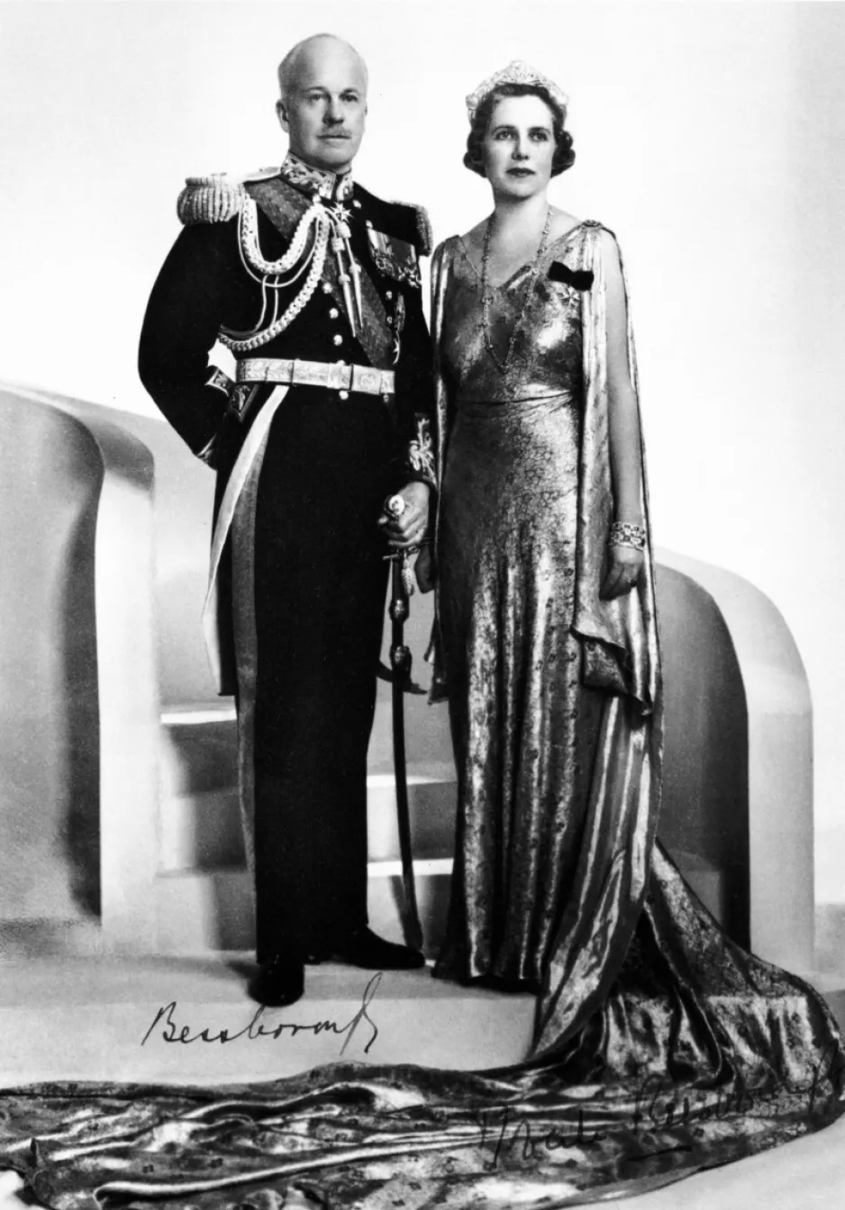 Lord et Lady Bessborough, 1933; Le gouverneur général du Canada, Lord Bessborough, et son épouse ont été les premières personnalités importantes qu’a immortalisées Karsh. Leur photo occupait une double page du Illustrated London News. 