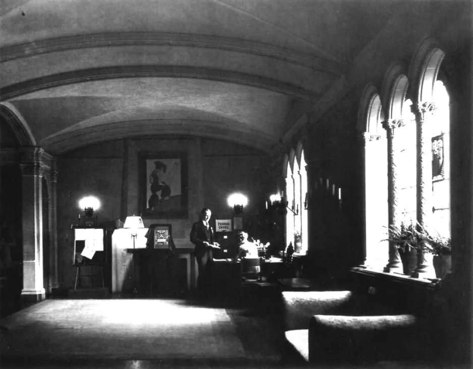 Foyer of the Ottawa Little Theatre, 1933. En observant l’éclairage scénique durant des productions théâtrales au Ottawa Little Theatre, Karsh est devenu fasciné par l’éclairage artificiel et a commencé à faire l’expérience des dispositifs d’éclairage dans le cadre de son travail de photographe. 