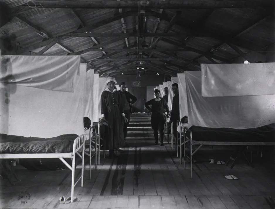 Vue intérieure de la salle commune des patients de la grippe espagnole