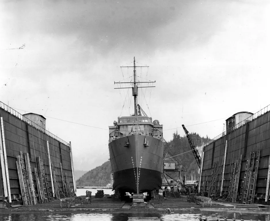 Un navire militaire subit une ultime inspection dans la cale sèche de Prince Rupert (Colombie-Britannique) avant sa sortie d’essai