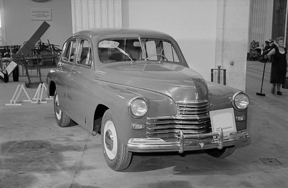 A Gorkovsky Avtomobilny Zavod GAZ-M20 Pobeda automobile on display at the 1954 edition of the Leipziger Messe, Leipzig, East Germany. This very important East European trade fairs was mentioned in the January 2019 issue of our blog / bulletin / thingee. Deutsche Fotothek via Wikipedia.