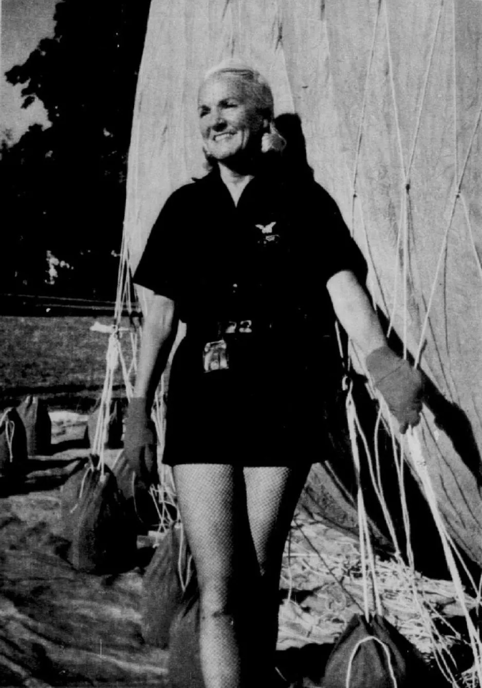Constance Cann Wolf besides one of the gas balloons she loved so much. Russell Sparr, “Elle ‘joue’ au ballon à l’ère des fusées.” Le Soleil – Perspectives, 14 November 1959, 6.