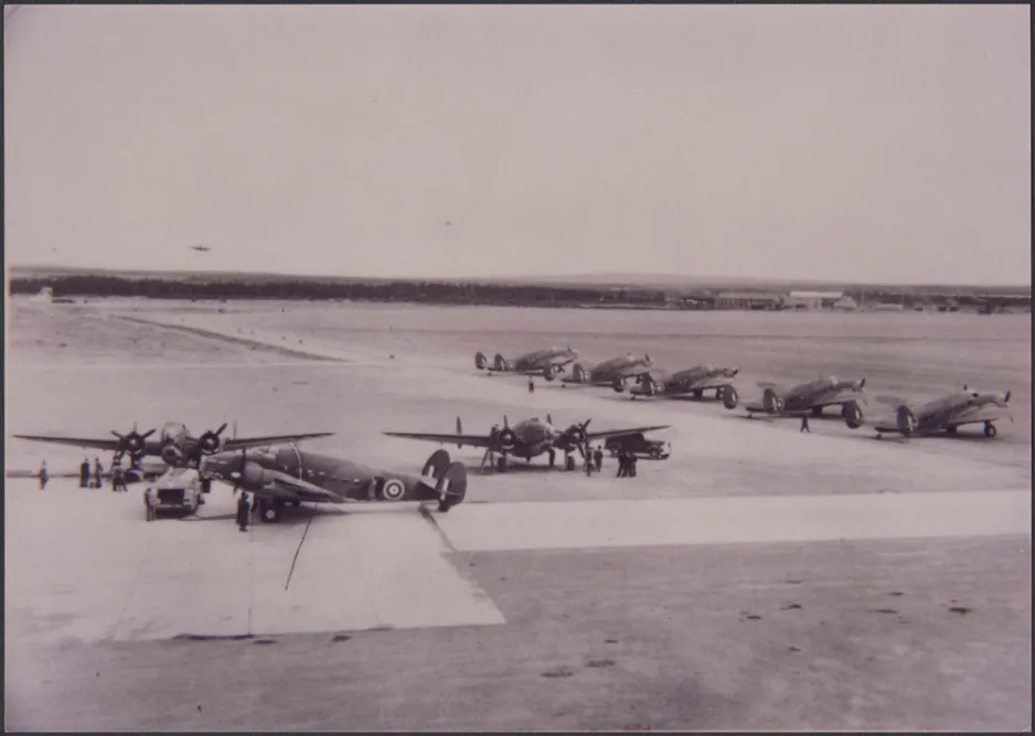 Huit bombardiers Hudson sur le tarmac de l'aéroport de Gander se préparant à partir pour l'Angleterre.