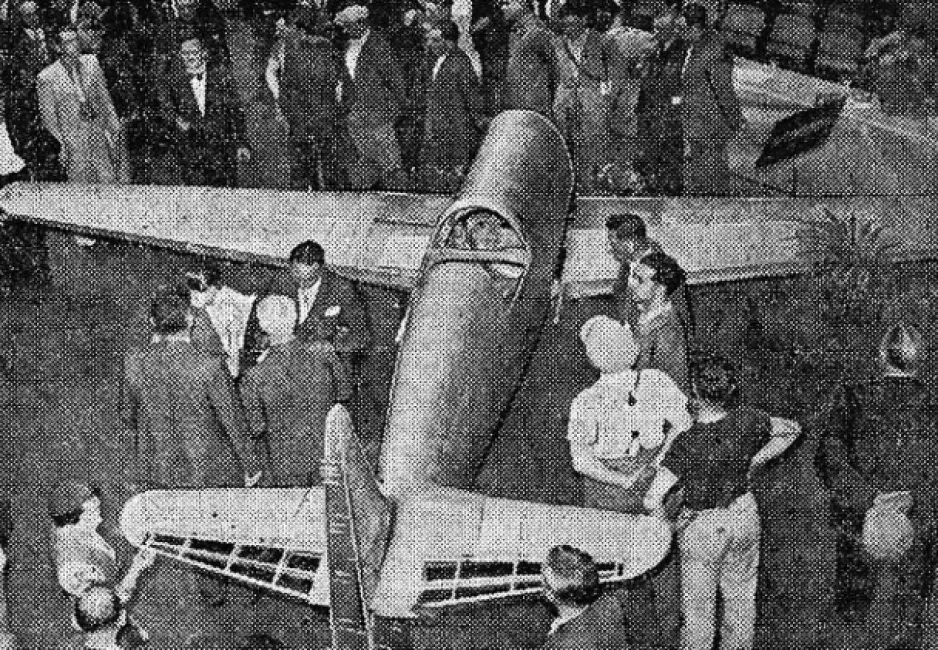 Le Holste MH-20 lors de sa présentation à la presse et à des militants syndicaux, août 1939, Paris. Anon. « Construit par les élèves de l’école de rééducation du syndicat des métaux… » L’Humanité, 3 août 1939, 1. 