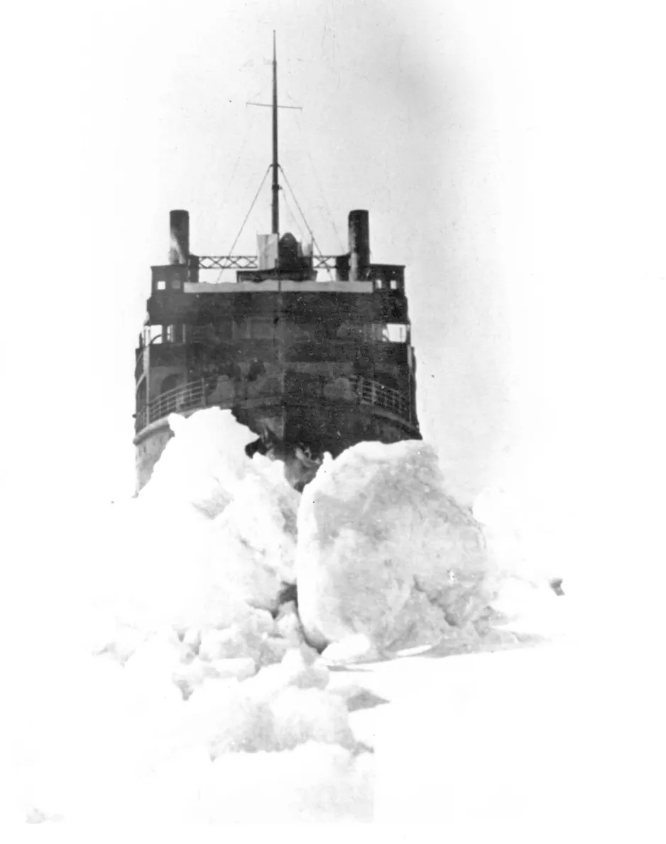 Photo en noir et blanc du SS Prince Edward Island brisant la glace épaisse pour se frayer un chemin.