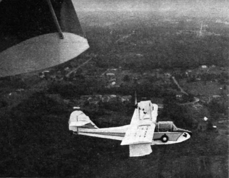 Le Volmer Jensen VJ-22 Sportsman complété par J. Wright Chappell, photographié à partir du prototype de cet aéronef. Anon., « –. » Flight International, 7 novembre 1963, 778.