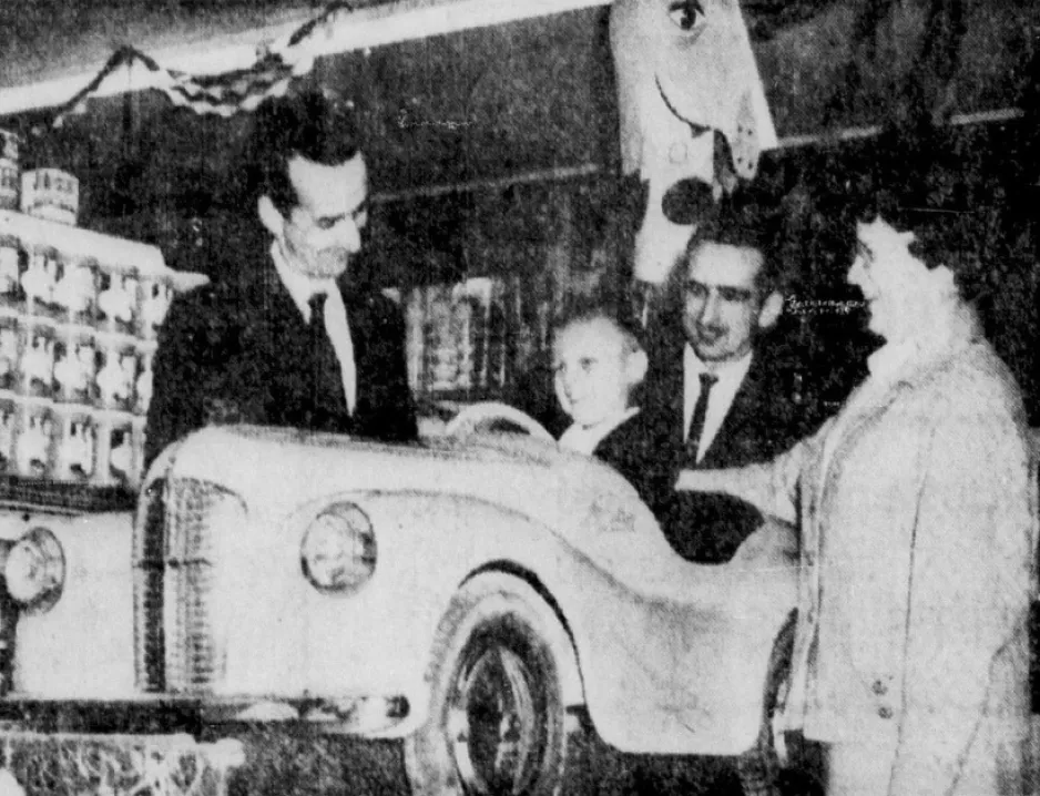 Daniel Tardif de Asbestos Mines, Québec, rayonnant au volant de sa toute nouvelle voiture à pédales Austin J40. Anon., « Gagnants du concours Heureux enfants de Schwartz. » Le Soleil, 26 septembre 1963, 48.