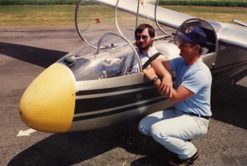 Votre humble serviteur à bord d’un Let L-13 Blaník du Gatineau Gliding Club, Plantagenet, Ontario. Cet aéronef complété en 1973 et livré à ce club cette année-là vole encore en 2019, semble-t-il.