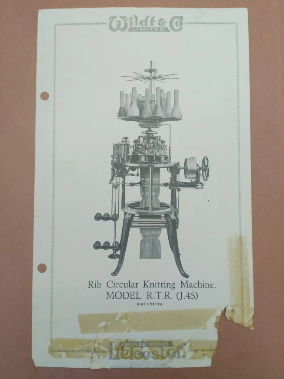 Une page tirée d’un ancien cahier de caractéristiques techniques montre une image d’une machine à tricoter industrielle.