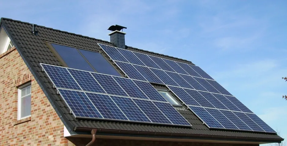  Une maison avec des panneaux solaires sur le toit