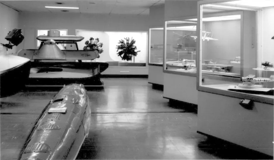 Une vue à l’intérieur du Musée national de l’air, Aéroport de Uplands, Ottawa, Ontario, fin de 1960 ou tout début de 1961. Veuillez noter l’indentation vers l’avant du flotteur. L’empreinte de l’arrière train d’un gorille fatigué, peut-être? MAEC, numéro de négatif 4154.