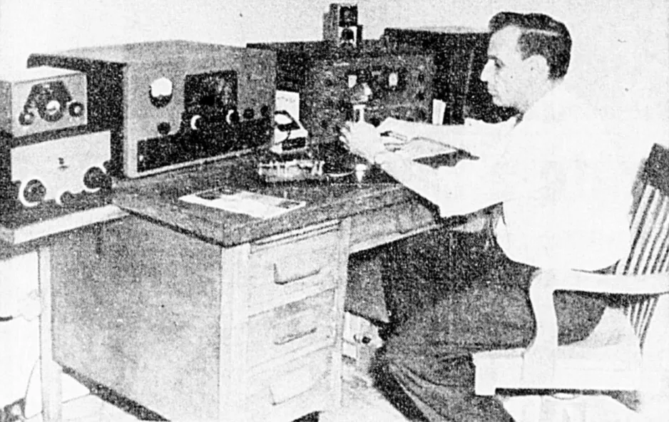 Le radio amateur Gilles Blackburn avec son équipement, Chicoutimi, Québec. Albert Tremblay, « Le signal du satellite capté à Chicoutimi. » Le Progrès du Saguenay, 9 octobre 1957, 1.