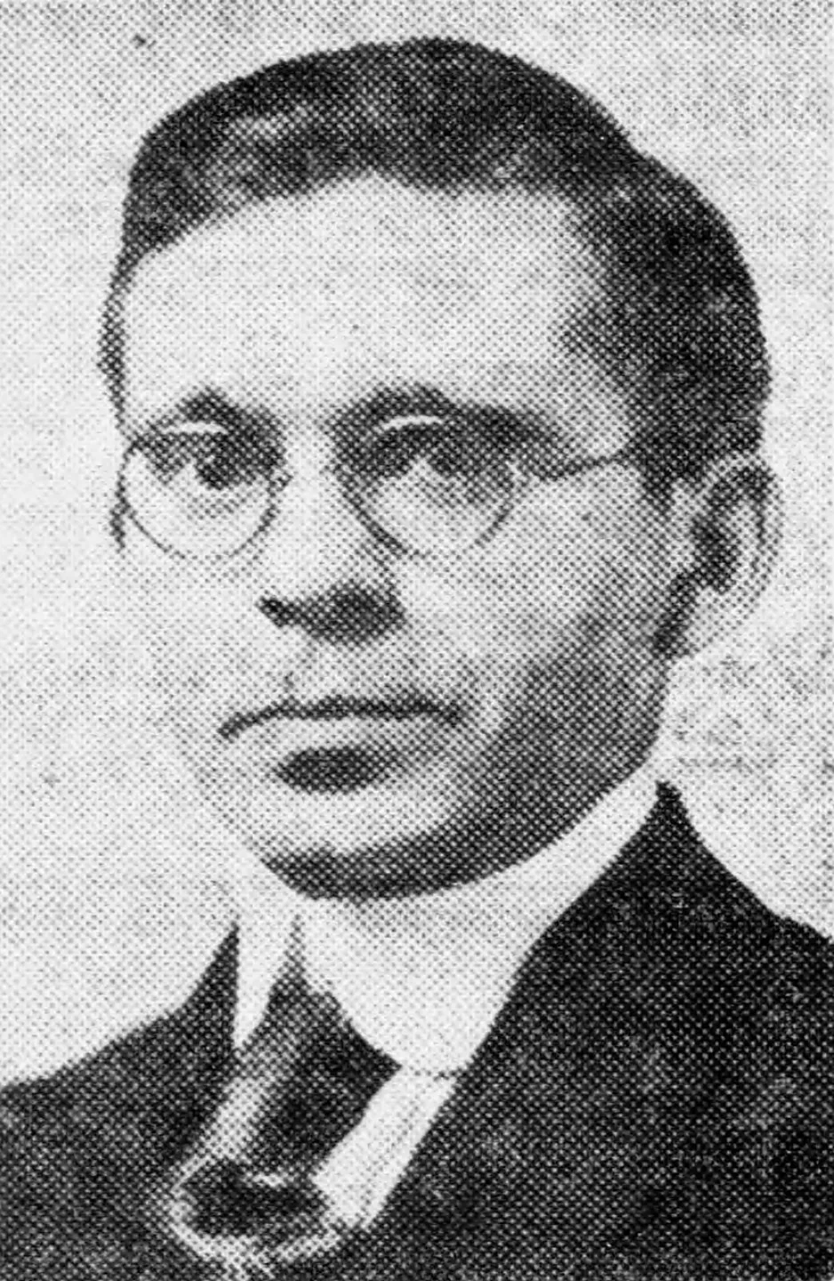 une photo en noir et blanc d'un homme qui porte des lunettes