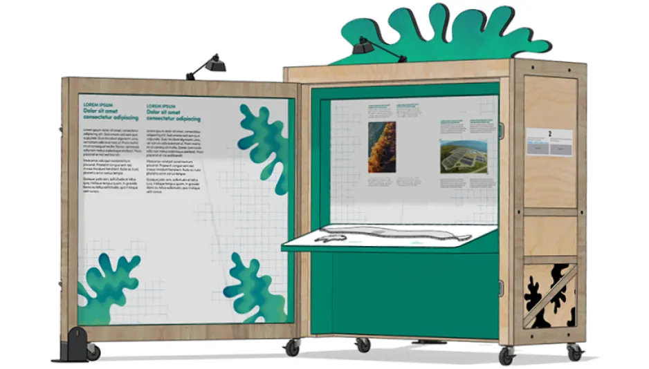Une caisse d’expédition ouverte, révélant ses panneaux d’exposition et un comptoir avec du texte, des images et des éléments interactifs. Le module est dans des teintes de vert clair, rappelant la couleur des algues.