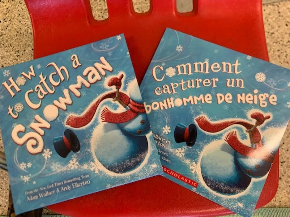 Vue aérienne de deux livres pour enfants sur le thème du bonhomme de neige.