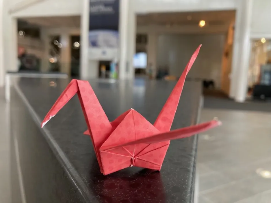 Un oiseau en papier rouge dans le hall d'entrée du Musée de l'aviation et de l'espace du Canada