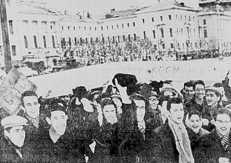 Muscovites, possibly students, possibly on Gorky street, drunk with happiness at the news of Gagarin’s historic flight. Anon., “Un Russe ramené vivant d’un voyage cosmique.” La Presse, 12 April 1961, last edition, 1.