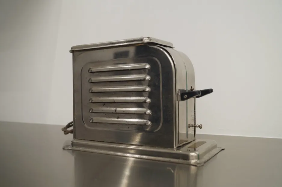 Le Toastmaster, un grand grille-pain rectangulaire en métal avec des évents de chaleur horizontaux sur les côtés.