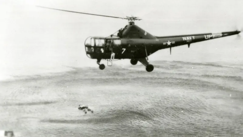 Un Sikorsky HO3S de la U.S. Navy menant un exercice de sauvetage avec un mannequin aviateur. MAEC, numéro de négatif 32049.