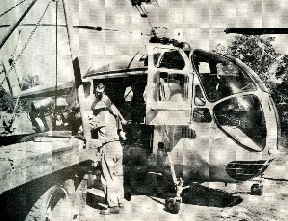 Chargement d’un moteur à bord du Doman LZ-5 fabriqué au Canada, pendant une tournée de démonstration en Louisiane, en Oklahoma et au Texas, en 1957. Anon., « Doman LZ-5 gets oil field check-out. » Aviation Week, 4 novembre 1957, 111.