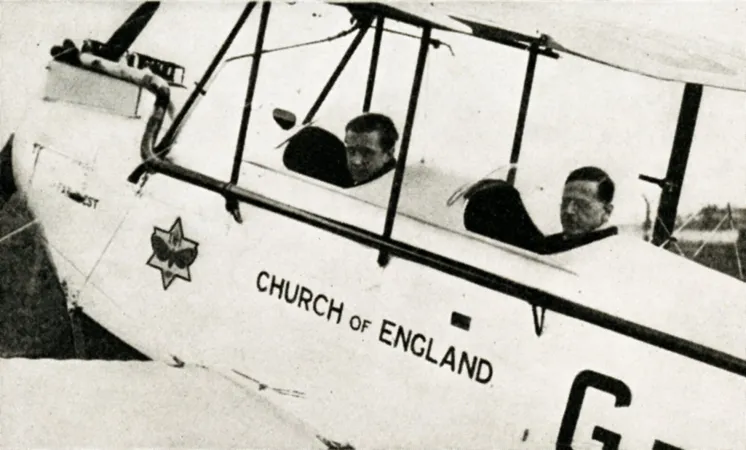 Le révérend Leonard Daniels, sur le siège avant du de Havilland Moth qu’il pilote en Australie. Anon. “The Church of England Takes to the Air!” Air Travel News, janvier-février 1928, 20.
