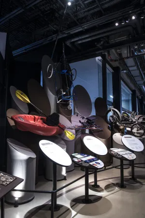 Une installation qui montre plusieurs méthodes de transports tel qu'un kayak, une bicyclette et des skis dans le musée
