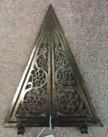 instrument antique triangulair en métal