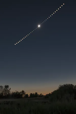 Une image composite à grand-angle de l’éclipse solaire