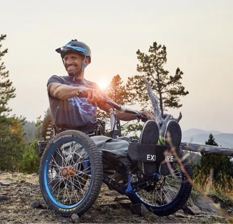 Christian Bagg et un Icon Explore alimenté par pile sur une piste de vélo de montagne.