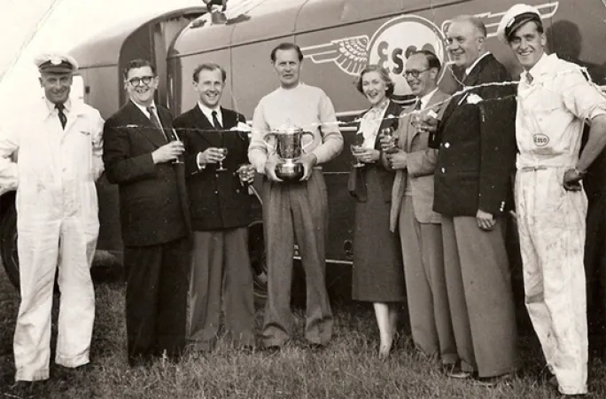 Pat Fillingham tenant la King’s Cup en compagnie de Sonja en 1953.