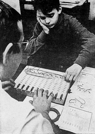 The Kosmos Spielcomputer Logikus computer toy. Anon., “Un jeu pas ordinaire”. Photo-Journal, 15 to 22 January 1969, 10. 