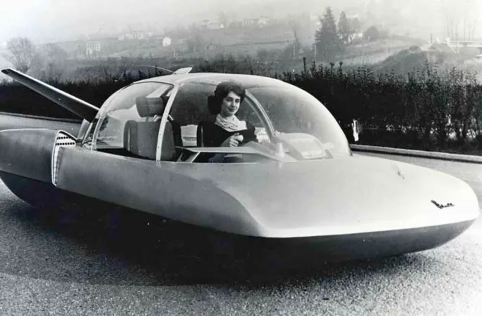 La voiture concept SIMCA Fulgur. Aux commandes se trouve la parachutiste et mannequin française Colette Duval. Anon., « Actualités. » La Patrie du dimanche, 1er mars 1959, 2.
