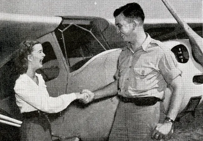 Barbara Ann Scott avec son instructeur de vol. Noel Bart, « Skating sky skipper. » Skyways, avril 1949, 28.