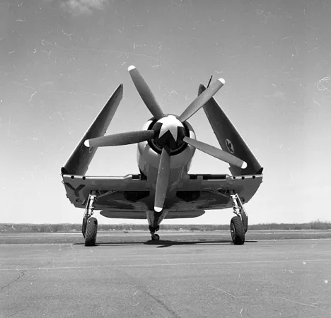 Avion Sea Fury FB.11 avec les ailes pliés