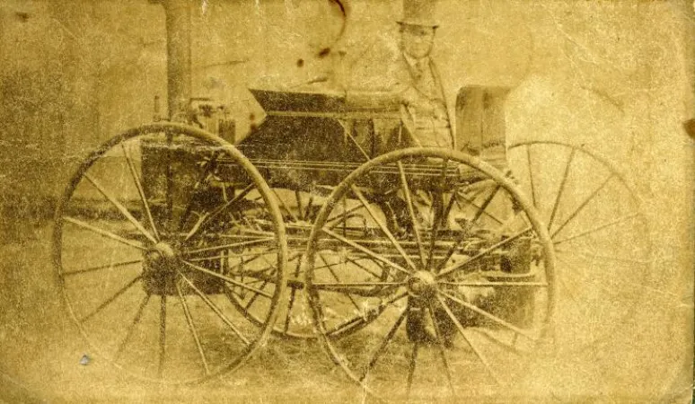 Henry Seth Taylor avec sa voiture à vapeur, vers 1867. Source : Musée Colby-Curtis, Stanstead (Québec)