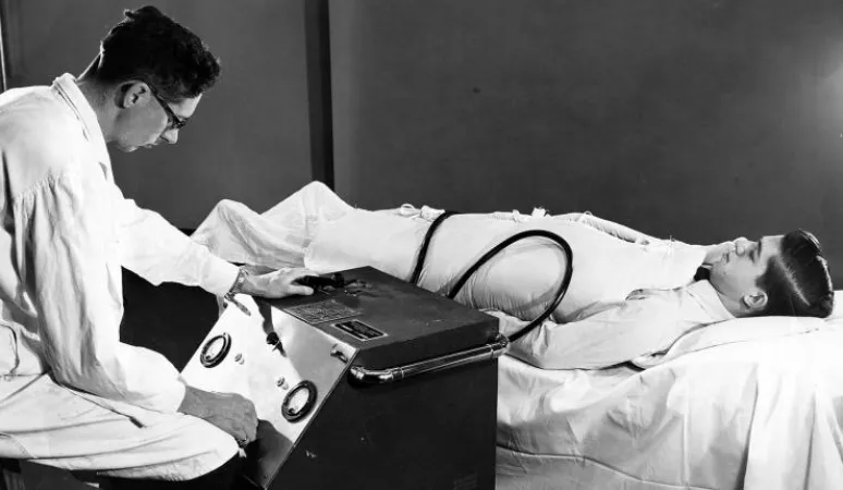 Jack Hopps, maniant l’appareil, et Ray Charbonneau, technicien au CNRC qui a fabriqué plusieurs équipements biomédicaux du CNRC, à Ottawa, vers 1951. Source: Archives du Conseil national de recherches du Canada