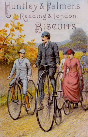 Un gentilhomme chevauchant une bicyclette de sécurité en accompagne un autre sur un bicycle grand-bi et une dame sur un tricycle, vers 1890.