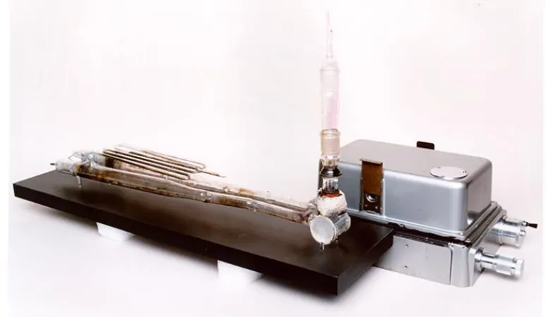 Chambre de réaction et spectromètre infrarouge qu’ont utilisés John Polanyi et Kenneth Cashion pour étudier la dynamique de réactions chimiques. Source: Ingenium 1991.0395