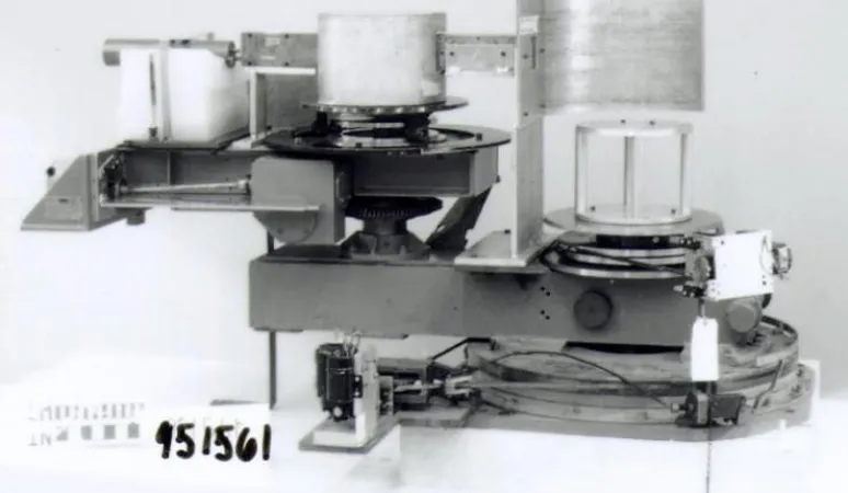 Premier spectromètre capable de mesurer avec précision la diffusion inélastique des neutrons. Source : Ingenium 1995.1561