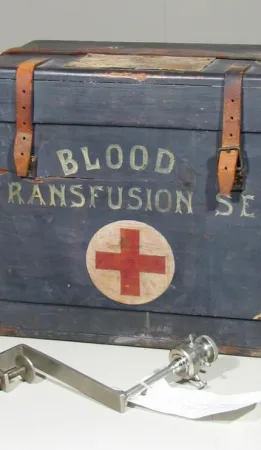 Nécessaire de transfusion sanguine: Musée canadien de la guerre 19801092-003