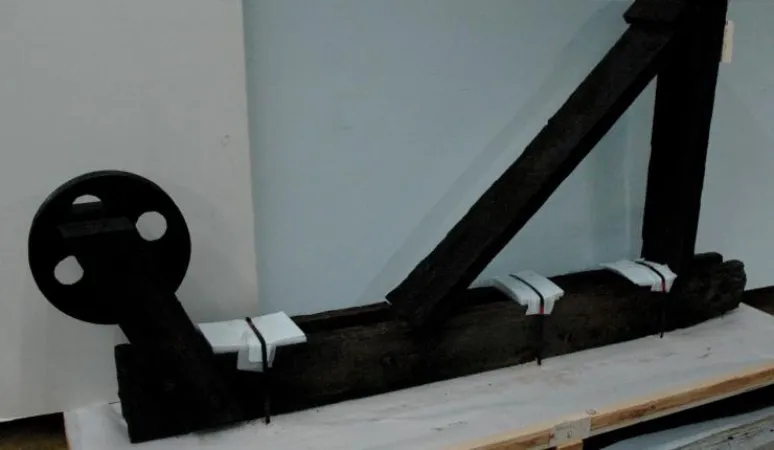 Pompe à pétrole en bois utilisée dans le système de pompes avec tige à saccades. Source : Ingenium 2011.0252