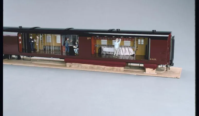 modèle réduit d’un train du Canadien Pacifique du XXe siècle, qui présente une vue complète sur l’intérieur d’un wagon-poste, Musée canadien de l’histoire, 1974.2091.1 a-c