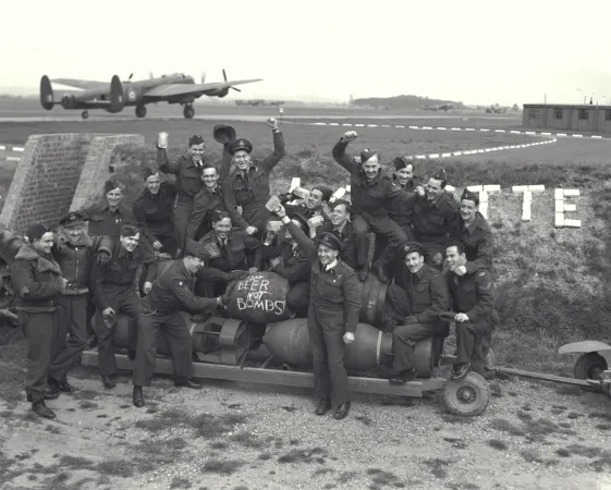 Des membres de la 425e escadrille (Alouette) célèbrent le Jour de la victoire en Europe, Tholthorpe, Angleterre, mai 1945. Bibliothèque et Archives Canada, PL-43999.