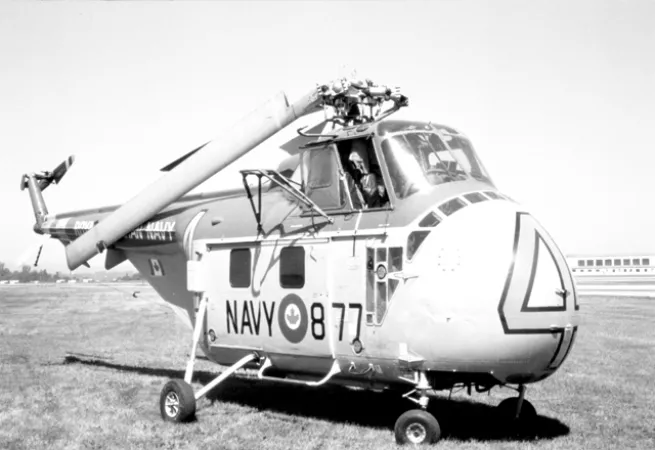 Hélicoptère S-55 HO4S-3 de Sikorsky avec les pales fermés