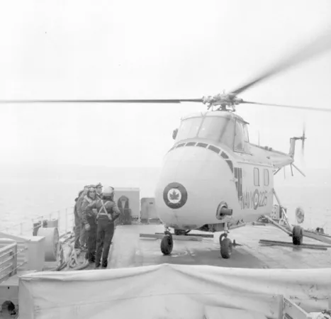 Hélicoptère S-55 HO4S-3 de Sikorsky sur un bateau