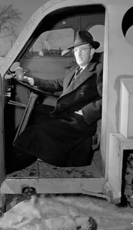 Armand Bombardier, au volant d’une autoneige militaire Bombardier en 1943. Source : Bibliothèque et Archives Canada; numéro de référence : WRM 276.