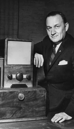 Alphonse Ouimet, père de la télévision canadienne, construit le prototype du premier téléviseur en 1932. Il deviendra président de Radio Canada. Source : Collection de photographies de la CBC.